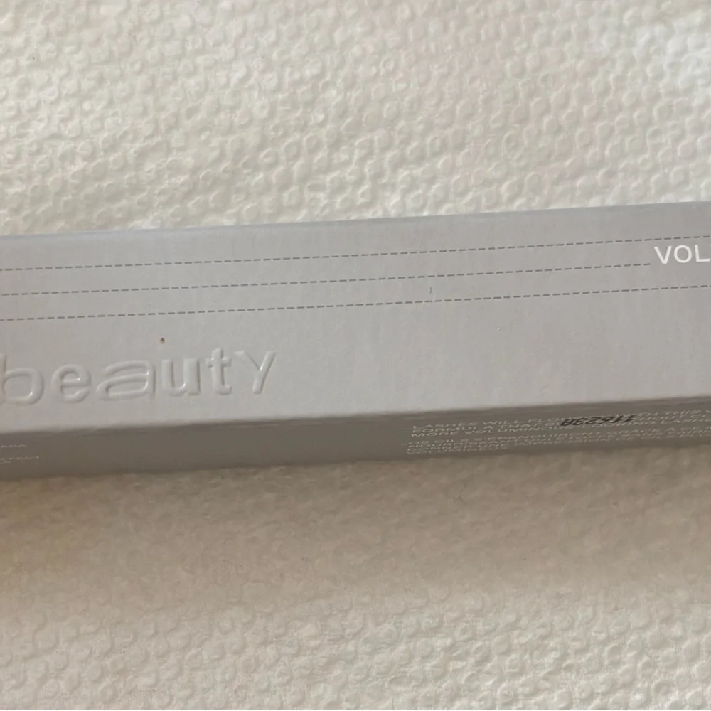 r.e.m. beauty Black Mascara - Volumizing Lash Formula